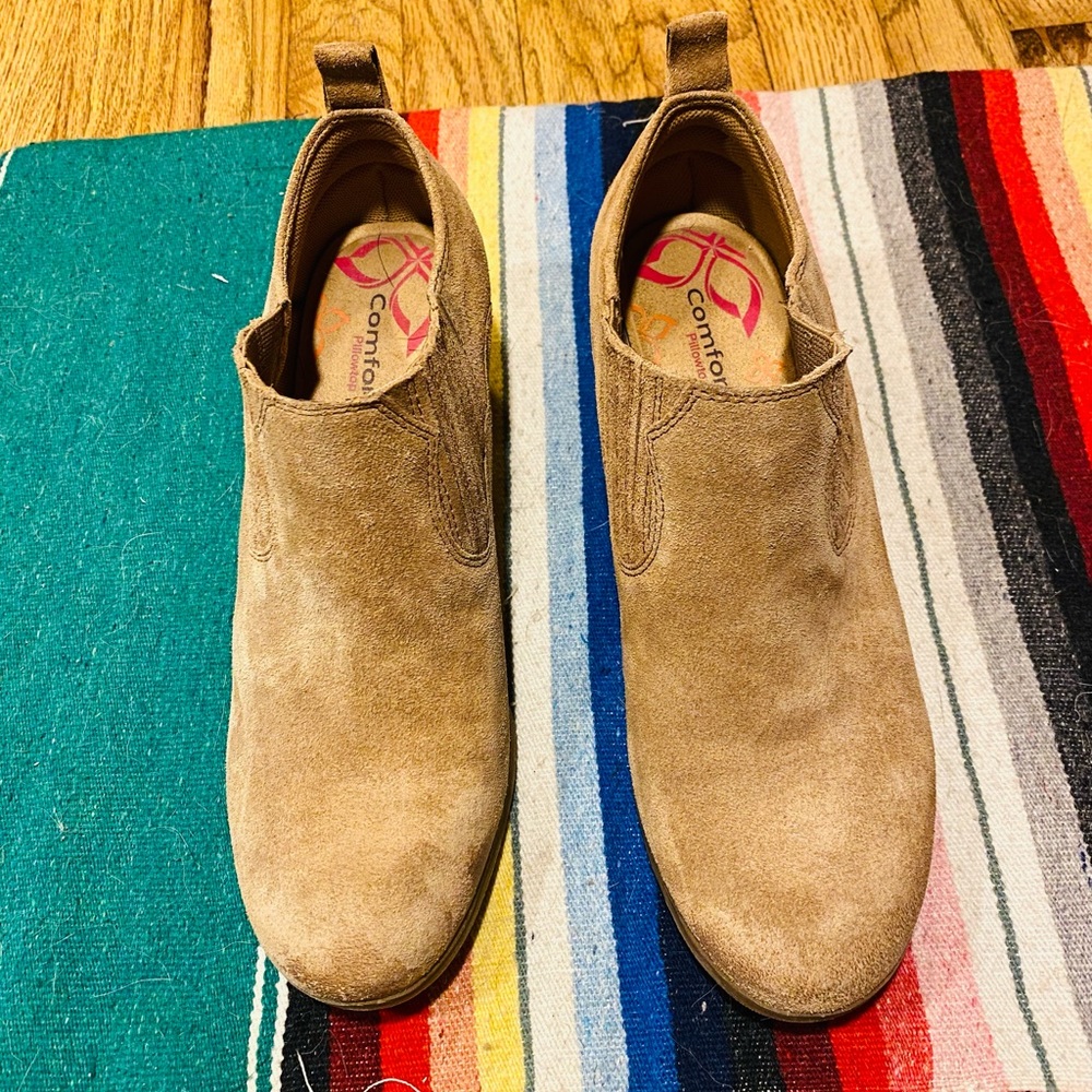 Comfortiva Arnette Suede Leather Tan Booties Block Heel Size 9.5W
